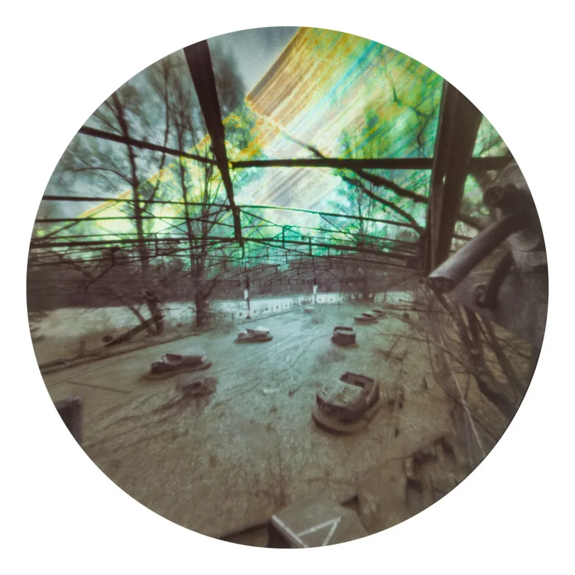 Bu Fotoğrafçı Çornobil’i Eve Geri Getiremeyeceği Kameralarla Belgeliyor 3 a circular image shows an abandoned amusement park with streaks of light above