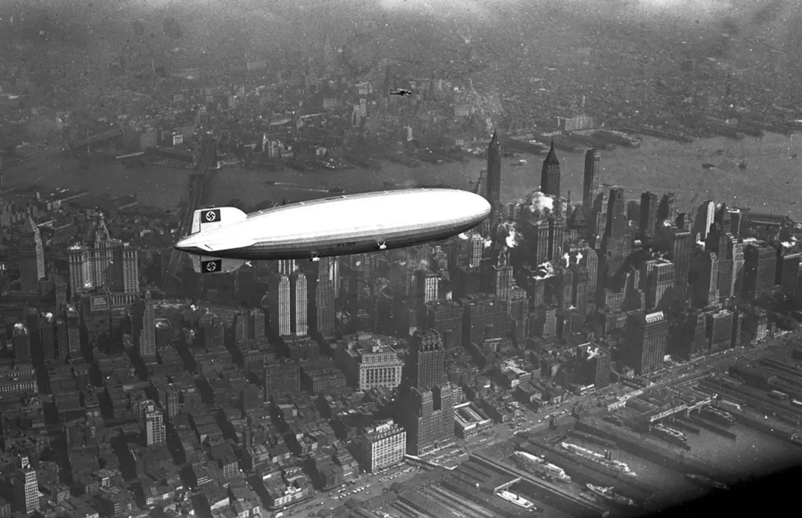 Kuyruğunda gamalı haç sembolleri bulunan dev bir hava gemisi, Manhattan üzerinde uçarken gökdelenler ve Hudson Nehri puslu bir havada aşağıda görülüyor.