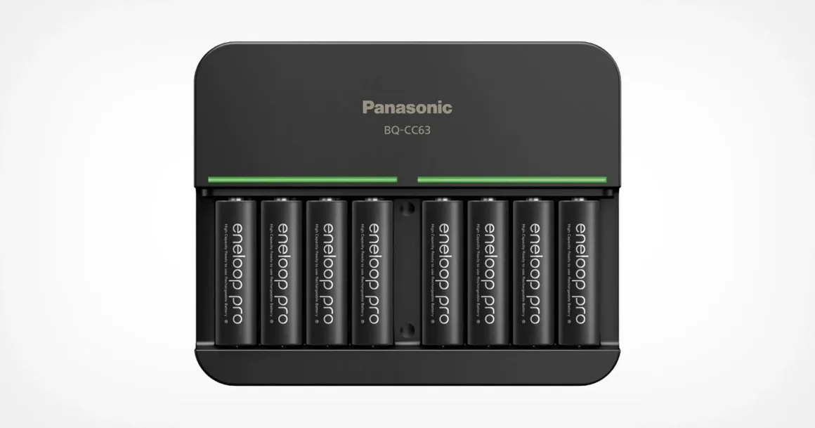 Panasonic BQ-CC63 model bir pil şarj cihazı, sekiz adet Eneloop Pro AA şarj edilebilir pili şarj ediyor; yeşil ışık şarj durumunu gösteriyor.