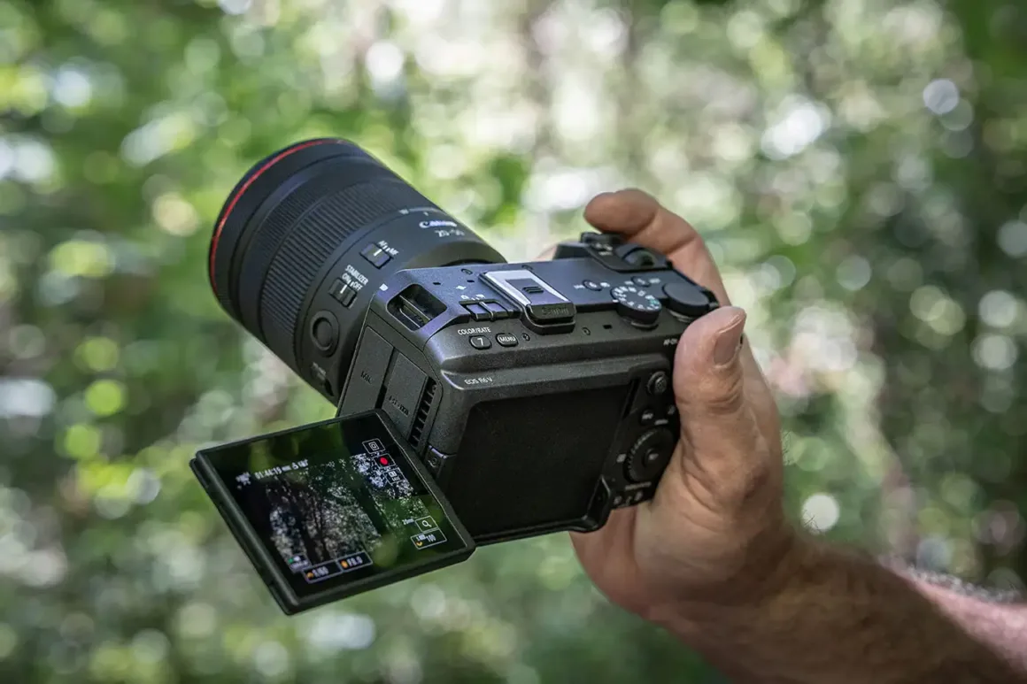 Canon EOS R6 V incelemesi 2 handholding canon eos r6 v camera