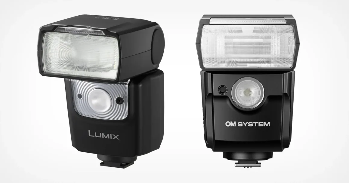 Beyaz arka plan önünde yan yana yerleştirilmiş iki harici flaş cihazı. Soldaki “Lumix”, sağdaki ise “OM System” markalıdır. Her ikisi de siyah renkte ve dikdörtgen flaş başlıklarına sahiptir.