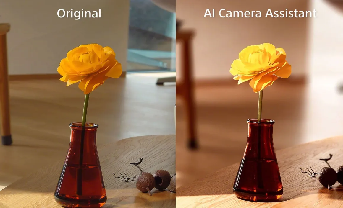 Kahverengi vazodaki sarı çiçeğin yan yana karşılaştırmalı görüntüsü. Sol tarafta orijinal fotoğraf, sağ tarafta ise daha parlak ve yoğun renkli “AI Camera Assistant” versiyonu bulunuyor.