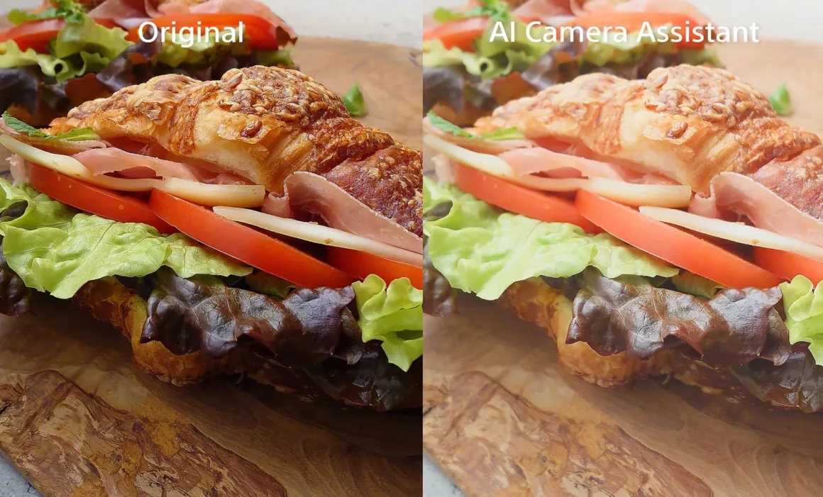 Marul, domates, peynir ve jambonlu kruvasan sandviçinin karşılaştırmalı görüntüsü. Sol tarafta “Original”, sağ tarafta ise renkleri ve keskinliği artırılmış “AI Camera Assistant” versiyonu yer alıyor.