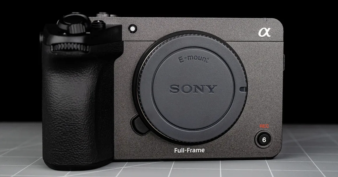 Lens takılı olmayan Sony Alpha tam kare aynasız fotoğraf makinesinin E yuvasını ve kontrol düğmelerini gösteren yakın plan görünüm.