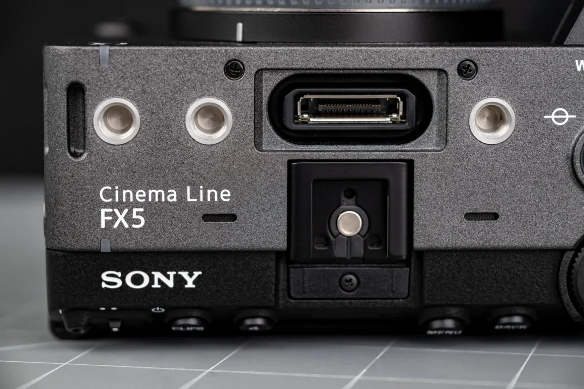 Bağlantı noktalarını ve montaj yuvalarını gösteren Sony Cinema Line FX5 kamera gövdesinin yakın plan görünümü.