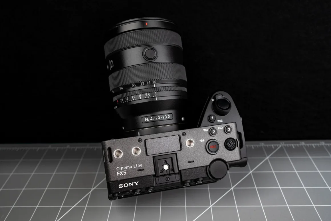 Üzerinde FE 20-70mm F4 G lens bulunan Sony Cinema Line FX3 kameranın üstten görünümü.