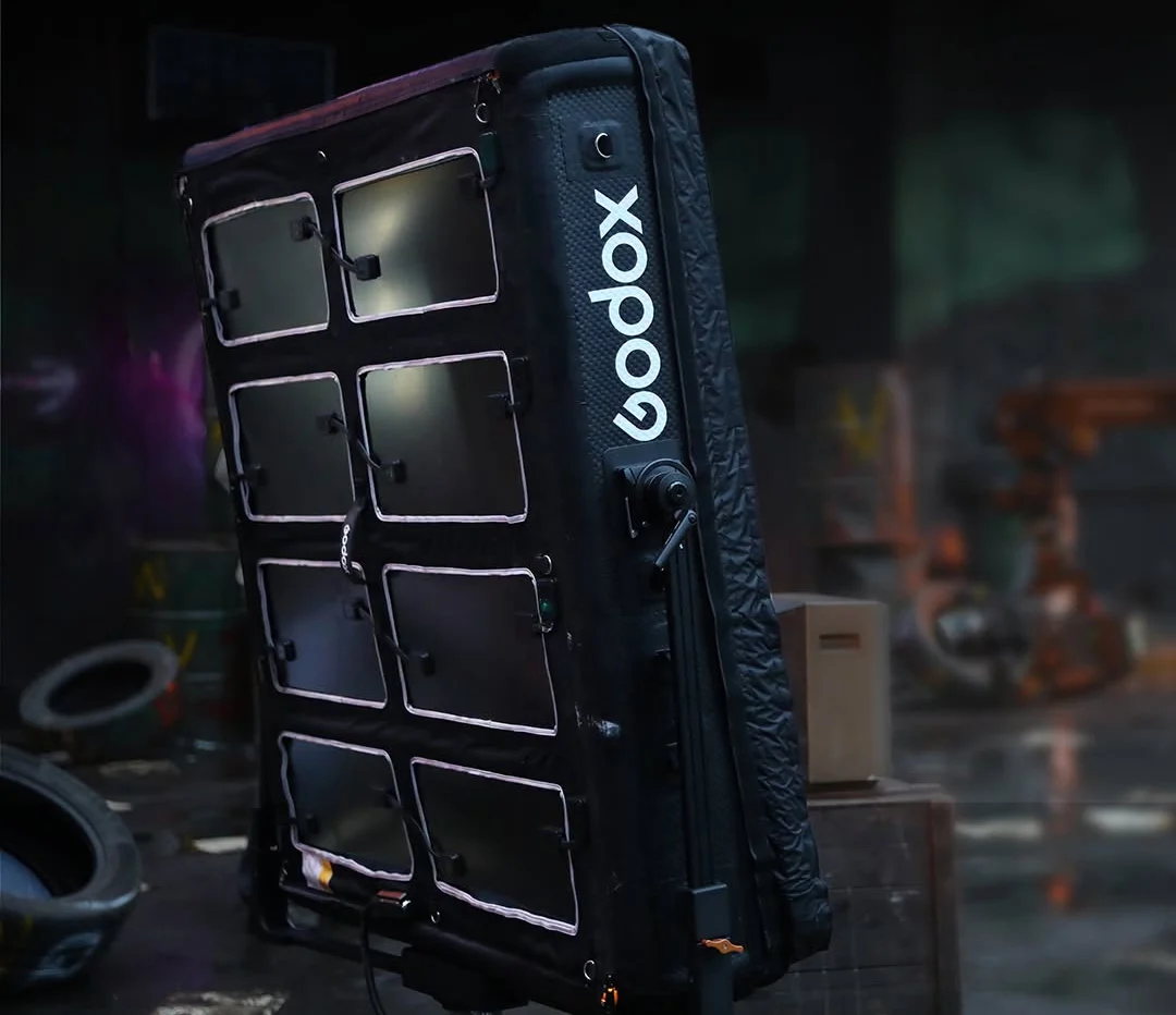 Godox, Bir Dakikada Kurulabilen Şişirilebilir Tam Renkli LED Işığını Tanıttı 4 Endüstriyel bir mekânda dikey konumlandırılmış büyük Godox LED panel ışığı. Arka planda lastikler, kasalar ve duvar grafitileri görülüyor.