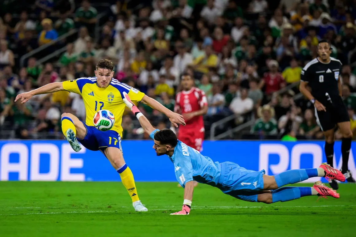 İki Spor Fotoğrafçısı Dünya Kupası’nı Görüntülemenin Nasıl Bir Deneyim Olduğunu Anlatıyor 7 Sarı ve mavi formalı bir futbolcu topa vurmaya çalışırken, mavi formalı kaleci kurtarış yapmak için uzanıyor. Arka planda maçı izleyen seyirciler görülüyor.
