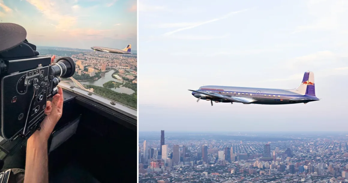 Red Bull, 68 Yıllık DC-6B'nin Tarihi Dönüşünü Vintage Bolex Kameralarla Belgeledi 1 Red Bull'un 68 yıllık DC-6B uçağı, New York semalarında vintage Bolex film kameralarıyla görüntülenirken.
Bir kişi kokpitten kamerayla vintage bir uçağı görüntülüyor; yanında uçak, gün batımında şehir silüetinin üzerinde uçarken görülüyor.
