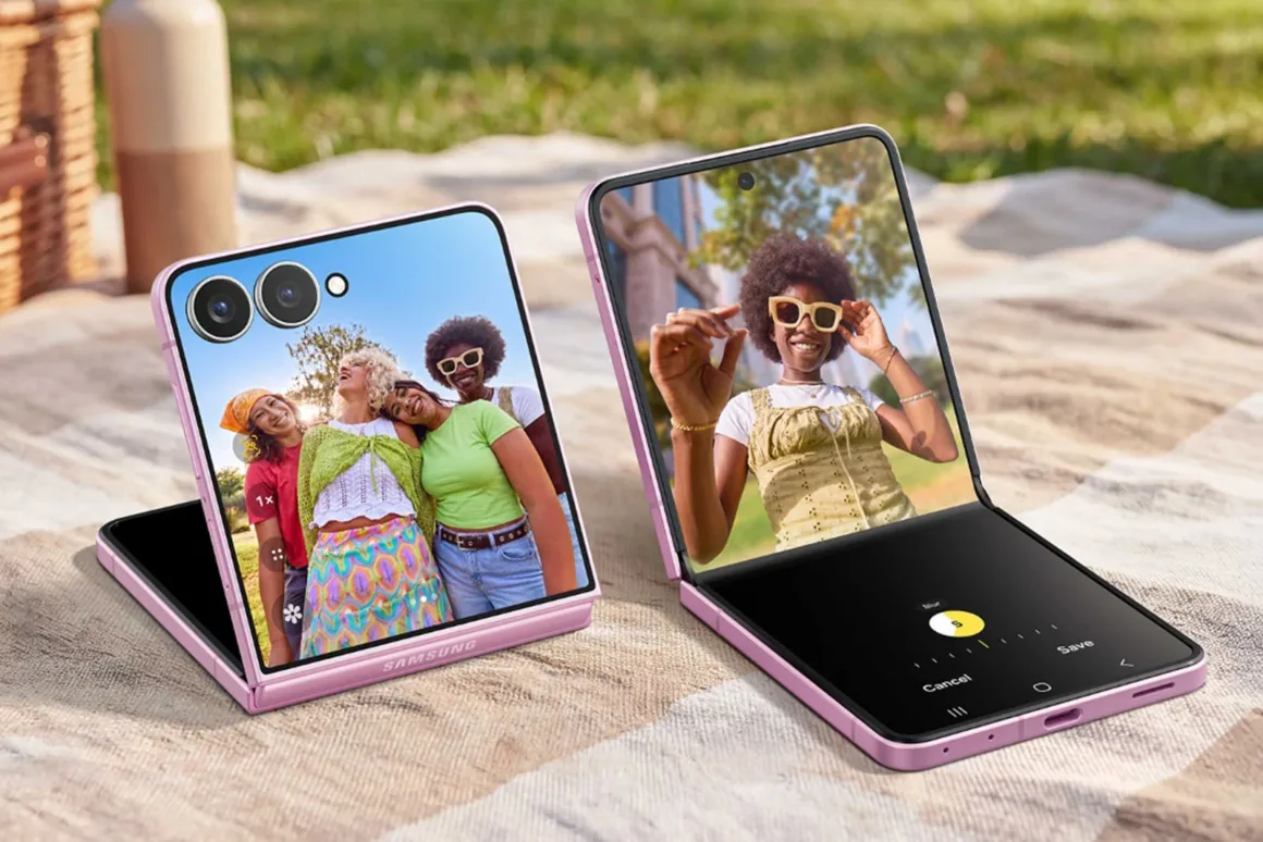 İki pembe Samsung kapaklı telefon açık havada bir piknik örtüsü üzerinde sergileniyor. Telefonlardan biri üç gülümseyen arkadaşın selfie görüntüsünü gösterirken, diğeri ana ekranında poz veren bir kadını görüntülüyor.