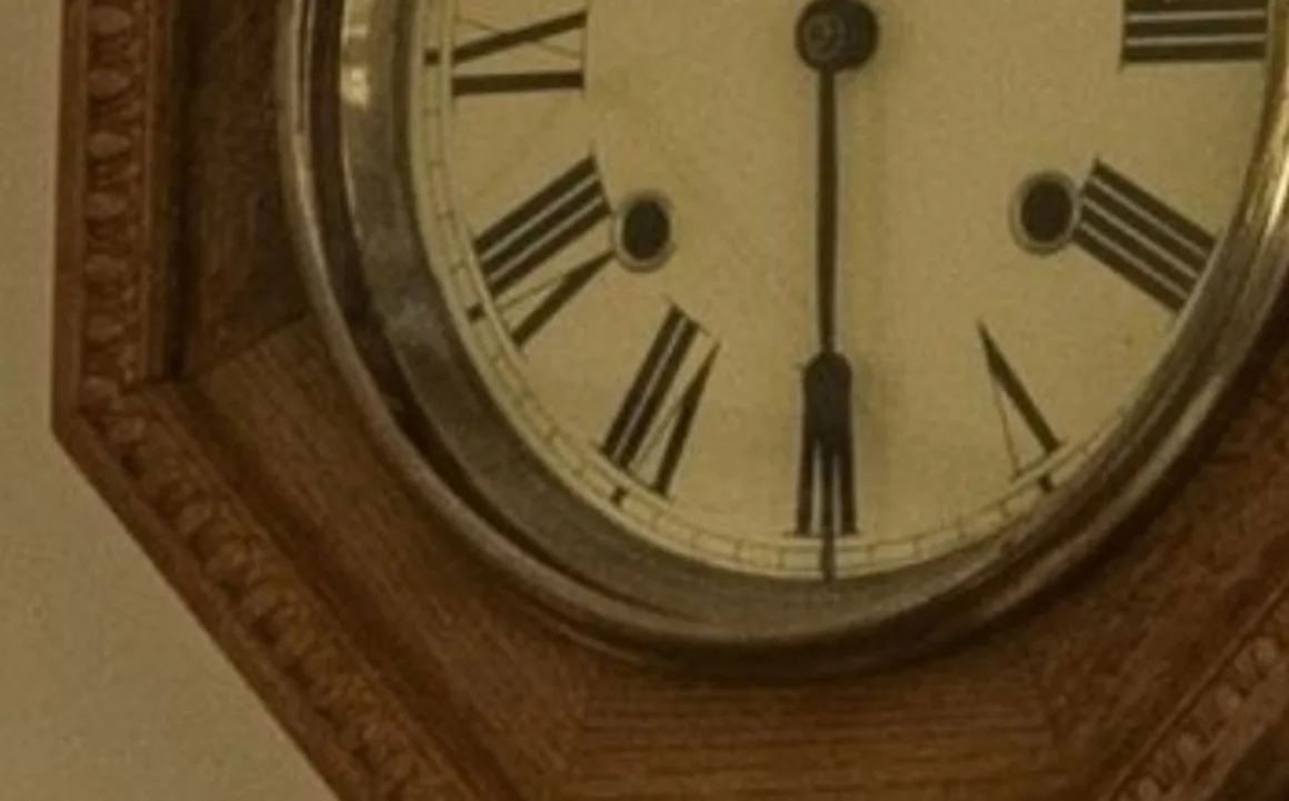 HiRezGo: Fotoğrafları Sıkıştırmadan Paylaşmanın Yeni Yolu 3 A close-up of a wooden wall clock showing Roman numerals, with the time reading approximately 6:00. The clock face is partially visible, and the wood frame has a carved pattern along the edge.