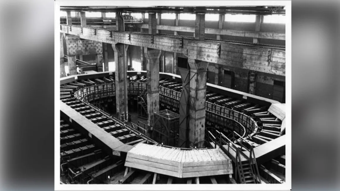 Manhattan Projesi'nin Gizli Fotoğrafçısı, Oppenheimer'ın İkonik Portresini Nasıl Çekti? 1 Ed Westcott: Oppenheimer'ın İkonik Portresinin Hikâyesi
Depo benzeri büyük bir yapının içinde bulunan dairesel Alpha ayrıştırma sistemi.