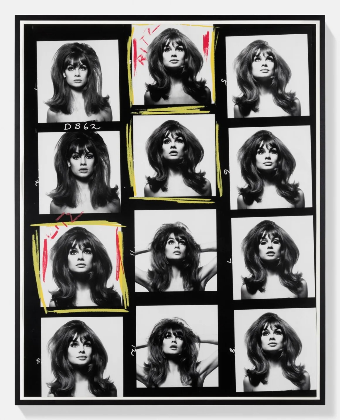 David Bailey'nin Efsanevi "Box of Pin-Ups" Kontak Baskıları İlk Kez Satışta 1 David Bailey'nin Efsanevi "Box of Pin-Ups" Kontak Baskıları İlk Kez Satışta
Dağınık saçlı Jean Shrimpton portrelerinden oluşan, bazı kareleri kırmızı ve sarı yağlı kalemle işaretlenmiş ve üzerinde "Ritz" notu bulunan çerçeveli bir kontak baskı.