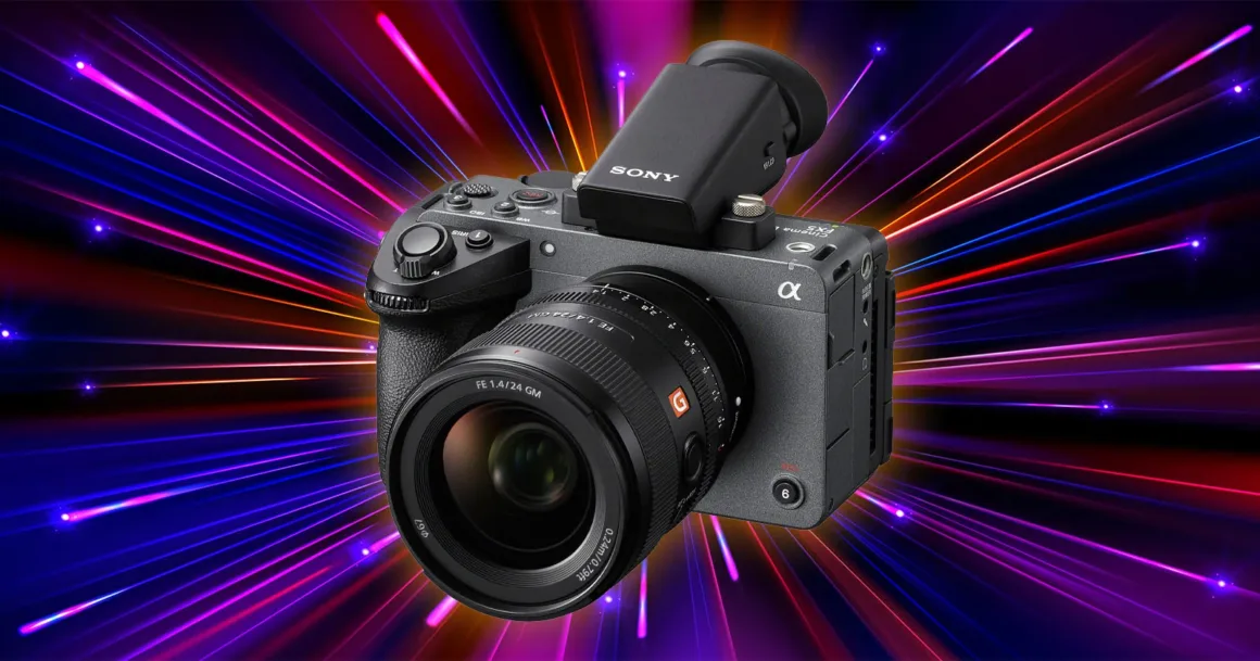 Sony FX5 Neden Sony'nin Bugüne Kadarki En Önemli Sinema Kamerası? 2 Mavi, pembe, turuncu ve mor ışık çizgilerinin yayıldığı canlı ve renkli bir arka planın merkezinde objektifli bir Sony Alpha fotoğraf makinesi.
