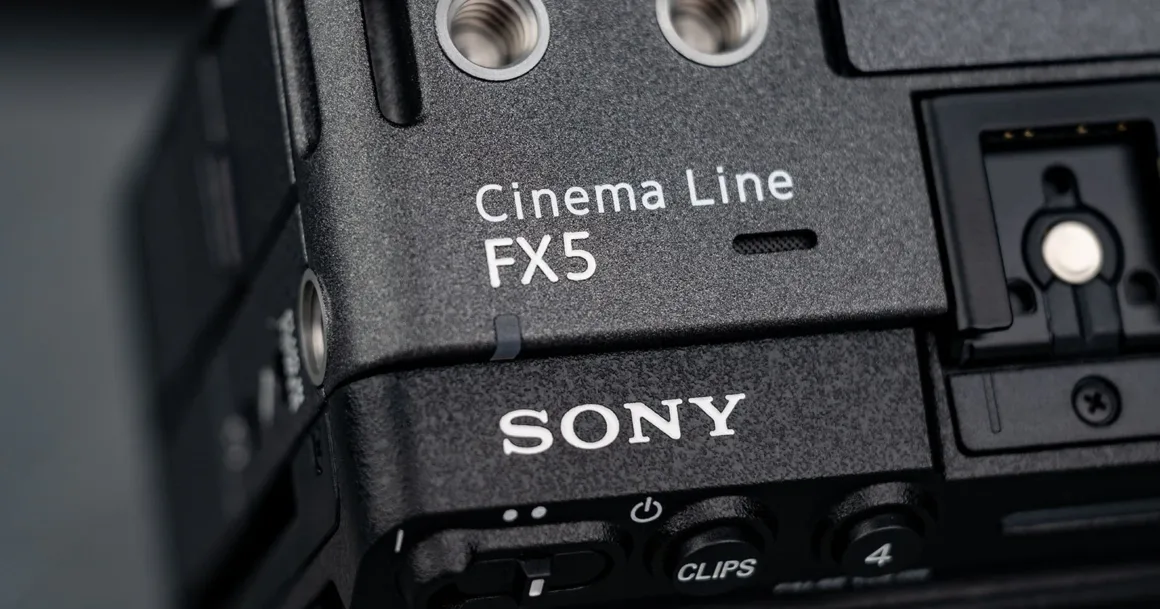 Sony FX5 Cinema Line kameranın üst bölümünün yakın plan görüntüsü. Kontrol düğmeleri, ayar tekerlekleri ve Sony logosu net şekilde görülüyor.