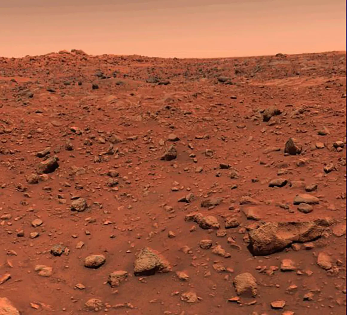 Mars'ta Çekilen İlk Fotoğrafın Üzerinden 50 Yıl Geçti 2 Mars yüzeyindeki taşlarla kaplı kızıl ve tozlu araziyi, puslu turuncu gökyüzünün altında gösteren ilk renkli fotoğraf.