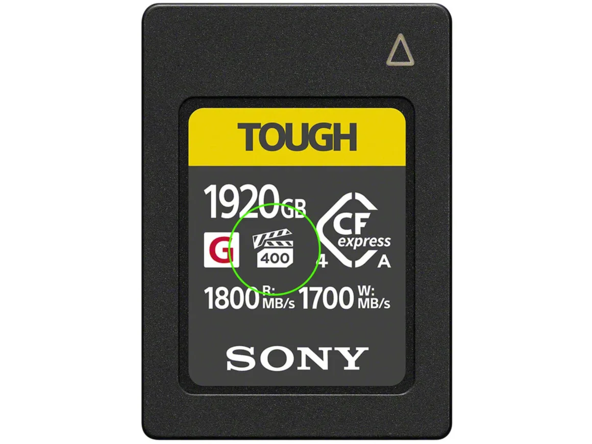 1920 GB kapasiteli, 1800 MB/sn okuma ve 1700 MB/sn yazma hızına sahip Sony TOUGH CFexpress hafıza kartı. Kart üzerinde video performansını gösteren '400' simgesi bulunuyor.