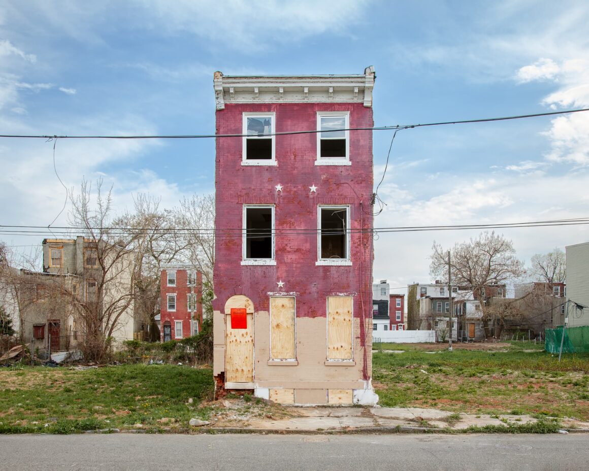 Ben Marcin, Baltimore’un Terk Edilmiş Evlerini 16 Yıldır Fotoğraflıyor 4 Dar ve üç katlı tuğla bir sıra ev, boş bir arazide tek başına duruyor; pencereleri tahtalarla kapatılmış ve üzerinde kırmızı bir izinsiz giriş yasaktır tabelası bulunuyor.