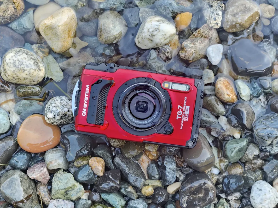2026'nın En İyi Zoom Objektifli Kompakt Fotoğraf Makineleri 4 OM System Tough TG-7 su geçirmez kompakt fotoğraf makinesi.