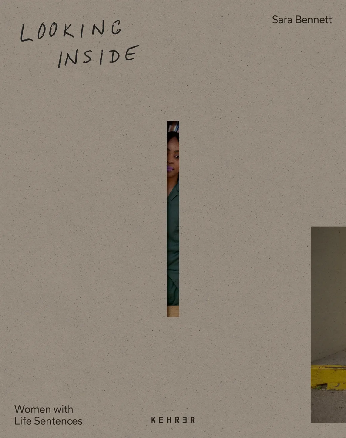 Sara Bennett, Müebbet Hükümlüsü Kadınları 10 Yıl Boyunca Belgeledi 11 Sara Bennett'in 'Looking Inside' adlı kitabının kapağı. Bej zemin üzerinde anahtar deliğini andıran dikey bir boşluktan kısmen görünen bir kadın yer alıyor. Kapakta 'Women with Life Sentences' ve 'KEHRER' yazıları bulunuyor.