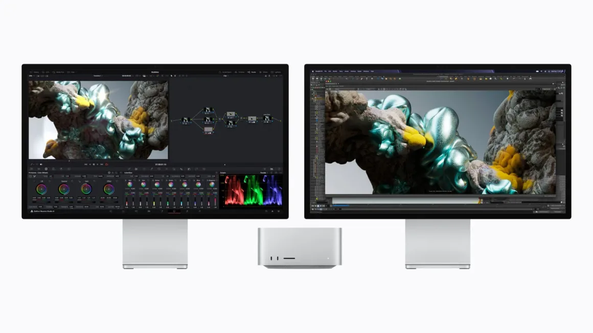 İki Apple Studio Display’in arasında duran Mac Studio; ekranlarda 3D görseller içeren profesyonel yaratıcı yazılım arayüzleri açık.
