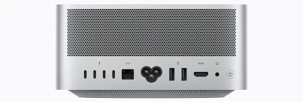 Gümüş renkli bilgisayarın arka panelinde geniş havalandırma ızgarasının altında dört Thunderbolt, Ethernet, güç, iki USB-A, HDMI, kulaklık ve güç düğmesi bulunuyor.