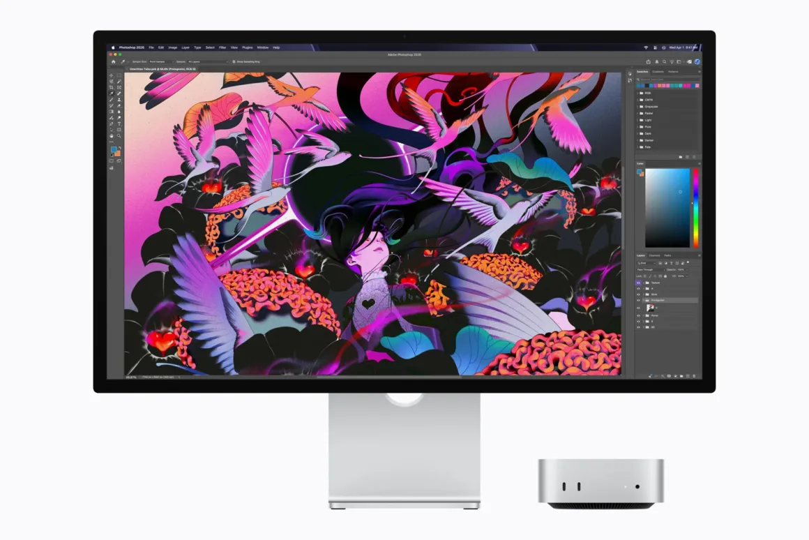 Gümüş renkli masaüstü bilgisayar ve monitörde Adobe Photoshop içinde kuşlar ve soyut şekillerle çevrili bir figürün canlı dijital illüstrasyonu görüntüleniyor.