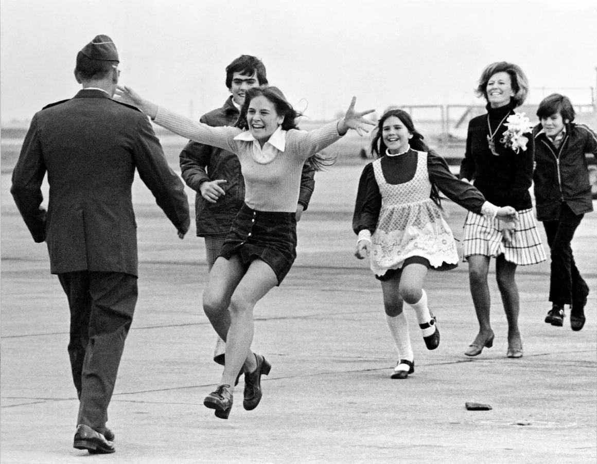 “Burst of Joy” Fotoğrafını Çeken Sal Veder, 99 Yaşında Hayatını Kaybetti 1 Sal Veder’in Burst of Joy fotoğrafında askerî üniformalı Robert Stirm’e kollarını açarak koşan kızı ve arkasındaki ailesi.