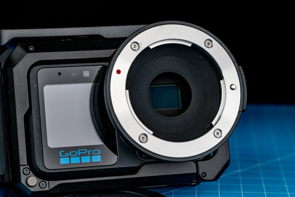 GoPro Mission 1 Pro ILS İncelemesi: Yenilikçi Ama Kime Göre? 33 Büyük dairesel objektif adaptörü bulunan koruyucu kafese yerleştirilmiş GoPro kameranın yakın plan görünümü.