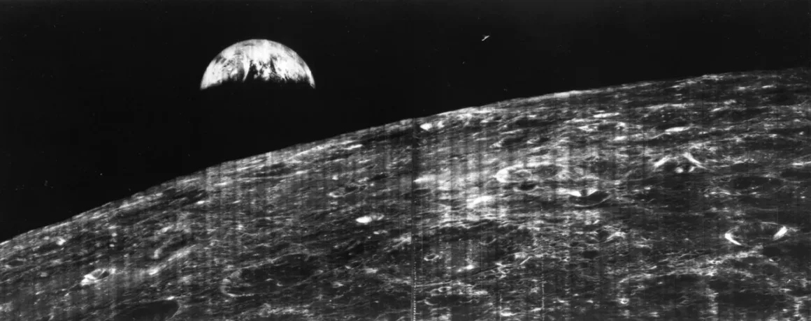 Dünya’nın Doğuşunu Gösteren İlk Fotoğraf 60 Yaşında 17 Ön planda Ay’ın kraterlerle kaplı yüzeyini ve üzerindeki karanlık gökyüzünde doğan Dünya’yı gösteren siyah-beyaz bir görüntü.