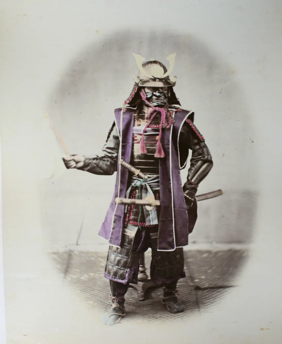 Fotoğrafçı, Japonya’nın Unutulmuş 19. Yüzyıl Fotoğraflarını Buldu ve Bugün Yeniden Yorumladı 21 Boynuzlu miğferi ve yüz maskesiyle tam zırhlı samurayın elle renklendirilmiş stüdyo portresi.