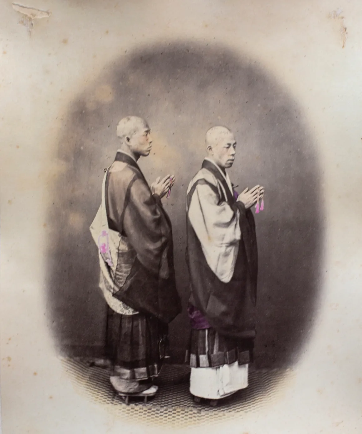 Fotoğrafçı, Japonya’nın Unutulmuş 19. Yüzyıl Fotoğraflarını Buldu ve Bugün Yeniden Yorumladı 25 Tıraşlı başları, geleneksel giysileri ve ellerindeki tespihlerle profilden duran iki Nichiren rahibi.