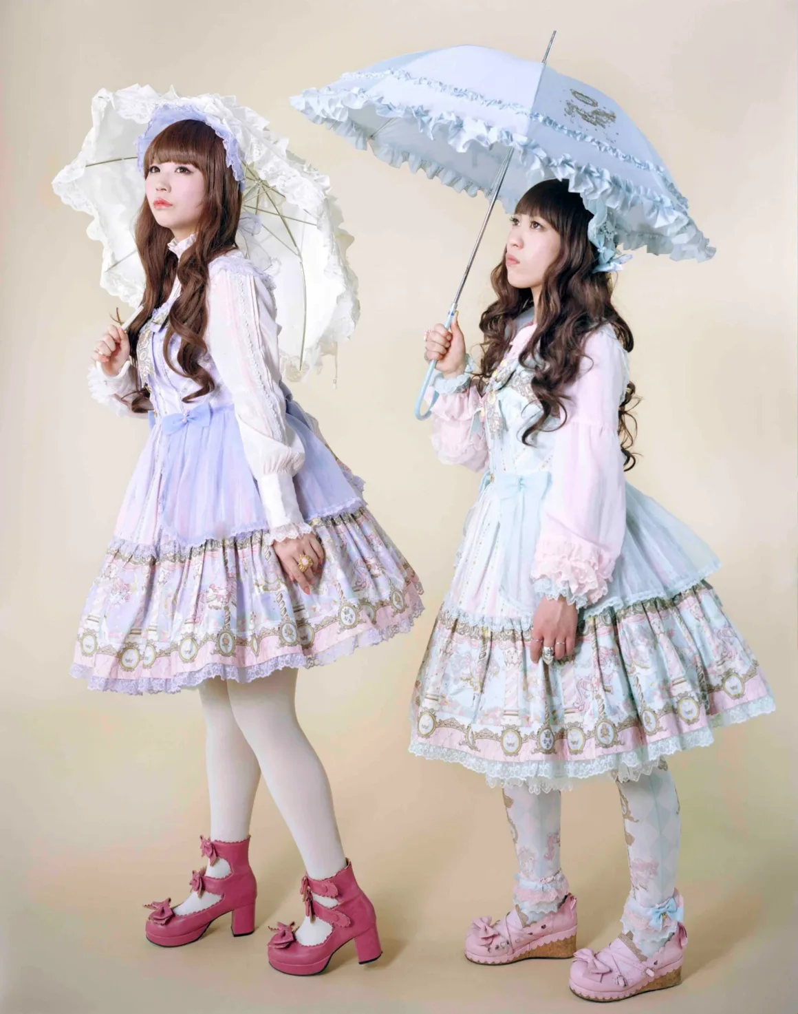 Fotoğrafçı, Japonya’nın Unutulmuş 19. Yüzyıl Fotoğraflarını Buldu ve Bugün Yeniden Yorumladı 15 The Yokohama Project: Japonya’nın Geçmişi ve Bugünü
Pastel renkli Lolita modası kıyafetleri giyen Michiru Okajima ve Yuki Kimura, dekoratif şemsiyeleriyle stüdyoda poz veriyor.