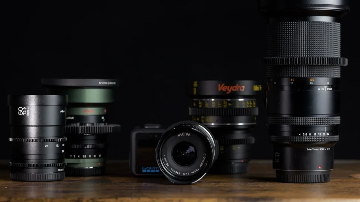 GoPro Mission 1 Pro ILS İncelemesi: Yenilikçi Ama Kime Göre? 24 Çeşitli sinema objektifleri ve GoPro Mission 1 Pro ILS, siyah fon önündeki ahşap yüzeyde birlikte sergileniyor.