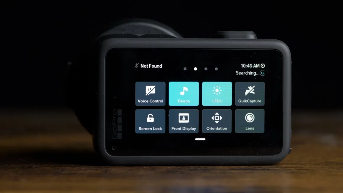GoPro Mission 1 Pro ILS İncelemesi: Yenilikçi Ama Kime Göre? 26 GoPro ekranında Sesli Kontrol, Uyarı Sesleri, LED’ler, QuikCapture, Ekran Kilidi, Ön Ekran, Yön ve Objektif ayarları görüntüleniyor.