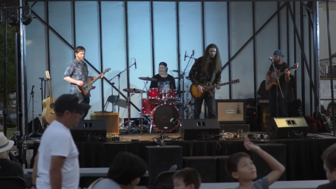 GoPro Mission 1 Pro ILS İncelemesi: Yenilikçi Ama Kime Göre? 27 Davulcu, iki gitarist ve bas gitaristten oluşan dört kişilik grup açık hava sahnesinde performans sergiliyor.