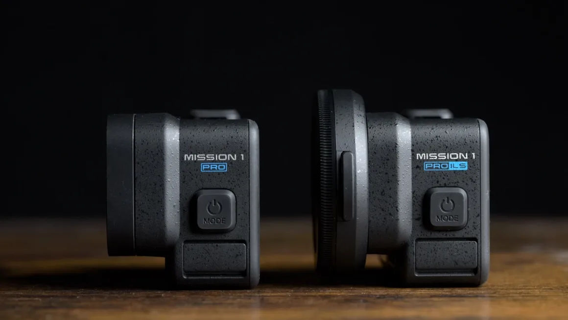 GoPro Mission 1 Pro ILS İncelemesi: Yenilikçi Ama Kime Göre? 19 MISSION 1 PRO ve MISSION 1 PRO ILS, siyah fon önündeki ahşap yüzeyde yan yana duruyor.