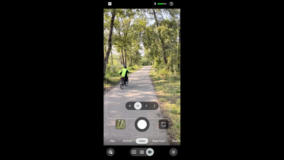 Google Pixel 11 Pro XL İncelemesi: Küçük Ama Anlamlı Bir Adım 45 Bir akıllı telefonun kamera arayüzünde, ağaçlık bir alandan geçen asfalt yolda bisiklete binen bir kişi görülüyor.