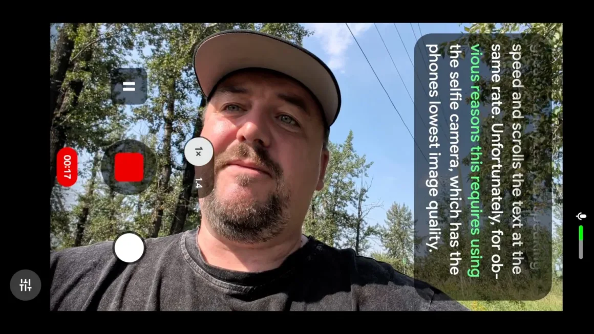 Google Pixel 11 Pro XL İncelemesi: Küçük Ama Anlamlı Bir Adım 44 Beyzbol şapkası takan bir adam dış mekânda video kaydediyor; ekranın sağ tarafında metinlerin yer aldığı bir teleprompter katmanı görülüyor.