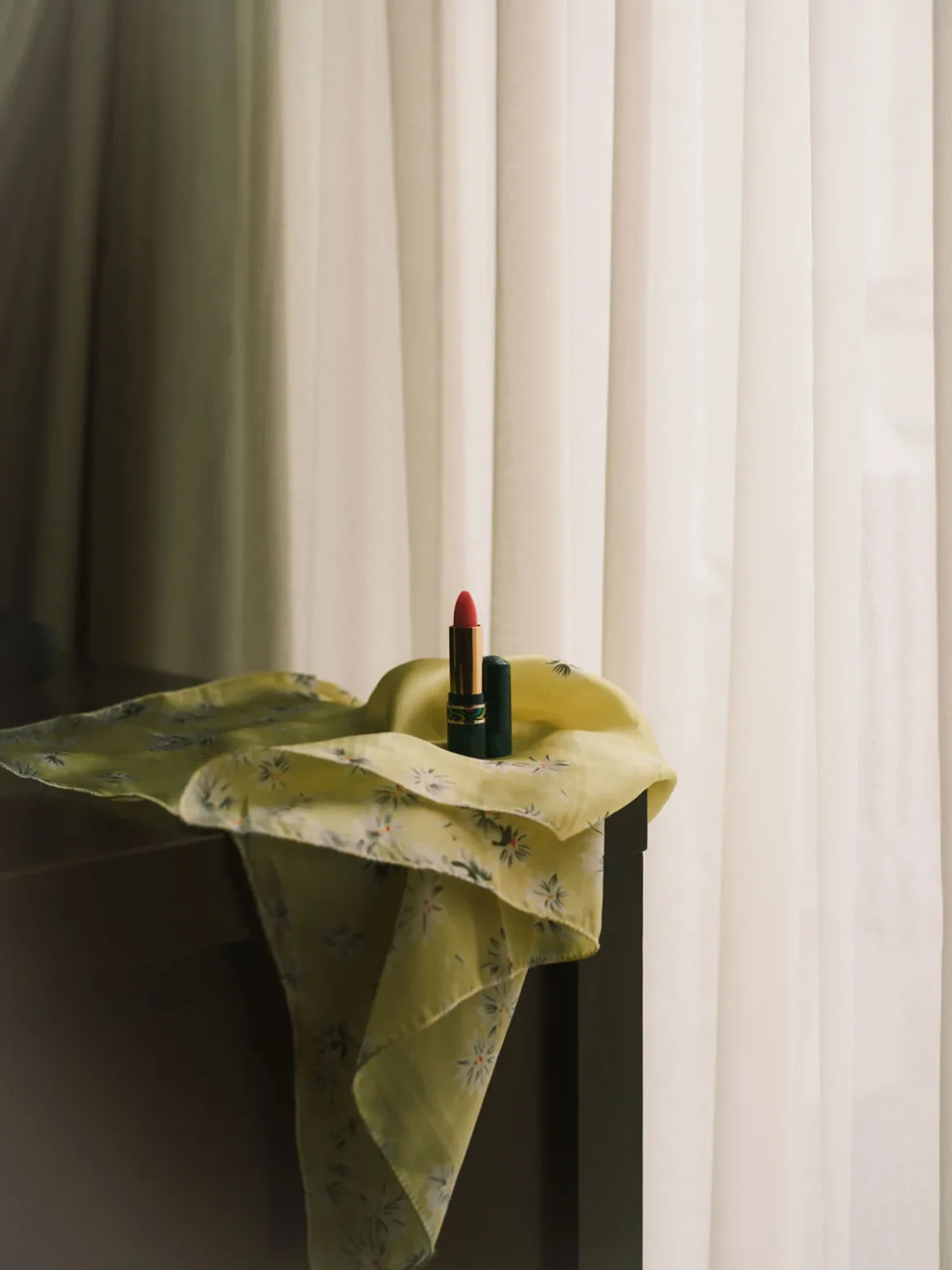 RPS Uluslararası Fotoğraf Sergisi 167. Yılında Dünyanın Dört Bir Yanından Fotoğrafçıları Buluşturuyor 16 Lea Chen Bullet Lipstick. From the series The Stars That Don t Look Back Lea Chen. Courtesy of The Royal Photographic Society