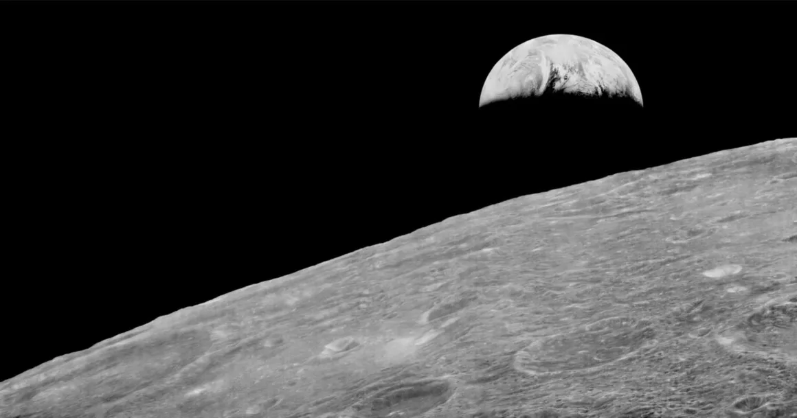 Dünya’nın Doğuşunu Gösteren İlk Fotoğraf 60 Yaşında 1 İlk Earthrise fotoğrafı: Dünya’nın Ay ufkunun üzerinde doğuşunu gösteren siyah-beyaz görüntü.
Dünya’nın, Ay’ın kraterlerle kaplı çorak ufkunun üzerinde doğuşunu gösteren siyah-beyaz bir görüntü.