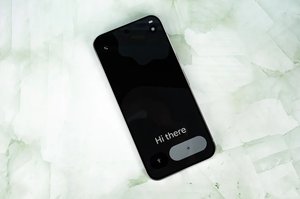 Google Pixel 11 Pro XL İncelemesi: Küçük Ama Anlamlı Bir Adım 22 Açık yeşil mermer bir yüzey üzerinde duran akıllı telefonun ekranında, siyah arka plan üzerinde "Hi there" karşılama mesajı görünüyor.