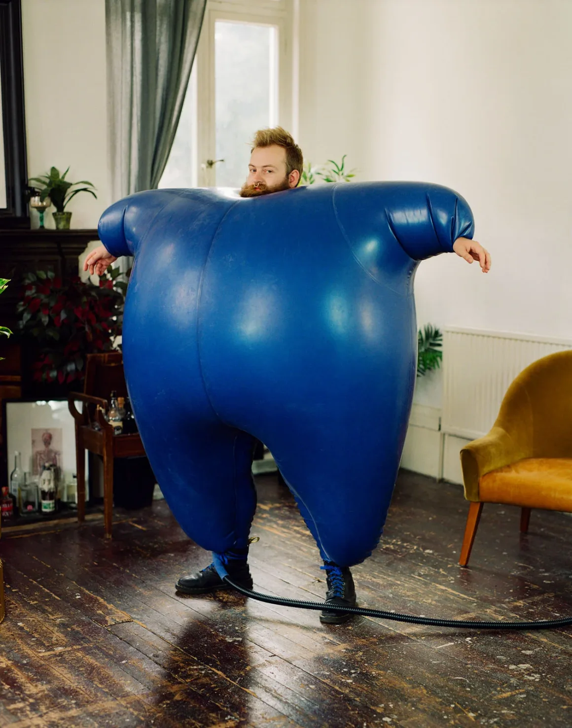 RPS Uluslararası Fotoğraf Sergisi 167. Yılında Dünyanın Dört Bir Yanından Fotoğrafçıları Buluşturuyor 8 Robert Coxwell Tom in his inflatable and inflated latex body suit Hackney. From the series Flowers Robert Coxwell. Courtesy of The Royal Photographic Society