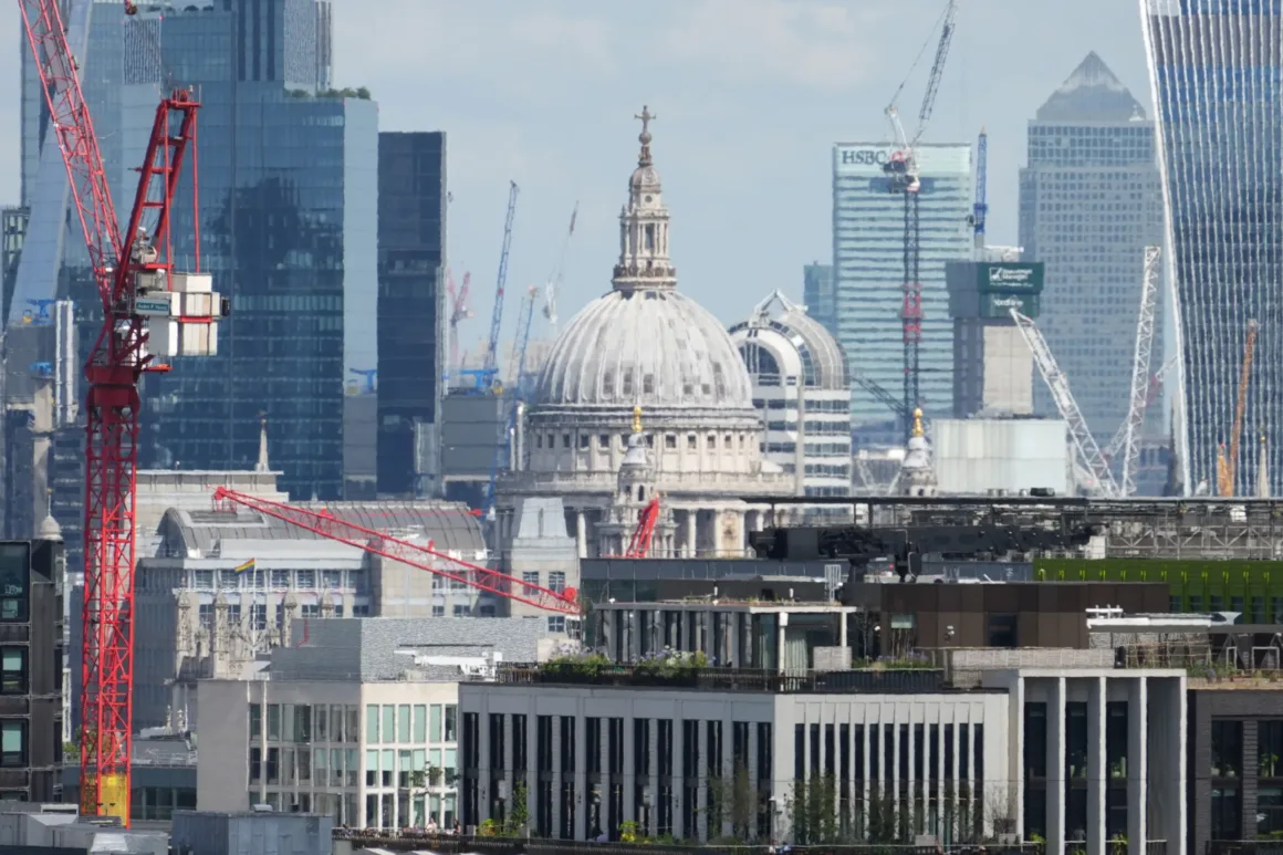 Sony RX10 V İncelemesi – Köprü Fotoğraf Makinelerinin Kralı Geri Döndü 52 Sony RX10 V London Skyline heat haze example image.