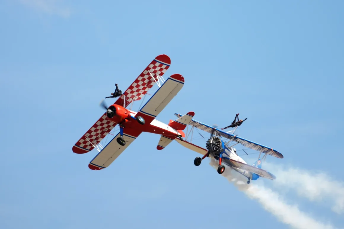 Sony RX10 V İncelemesi – Köprü Fotoğraf Makinelerinin Kralı Geri Döndü 42 Sony RX10 V wing walkers sample image.