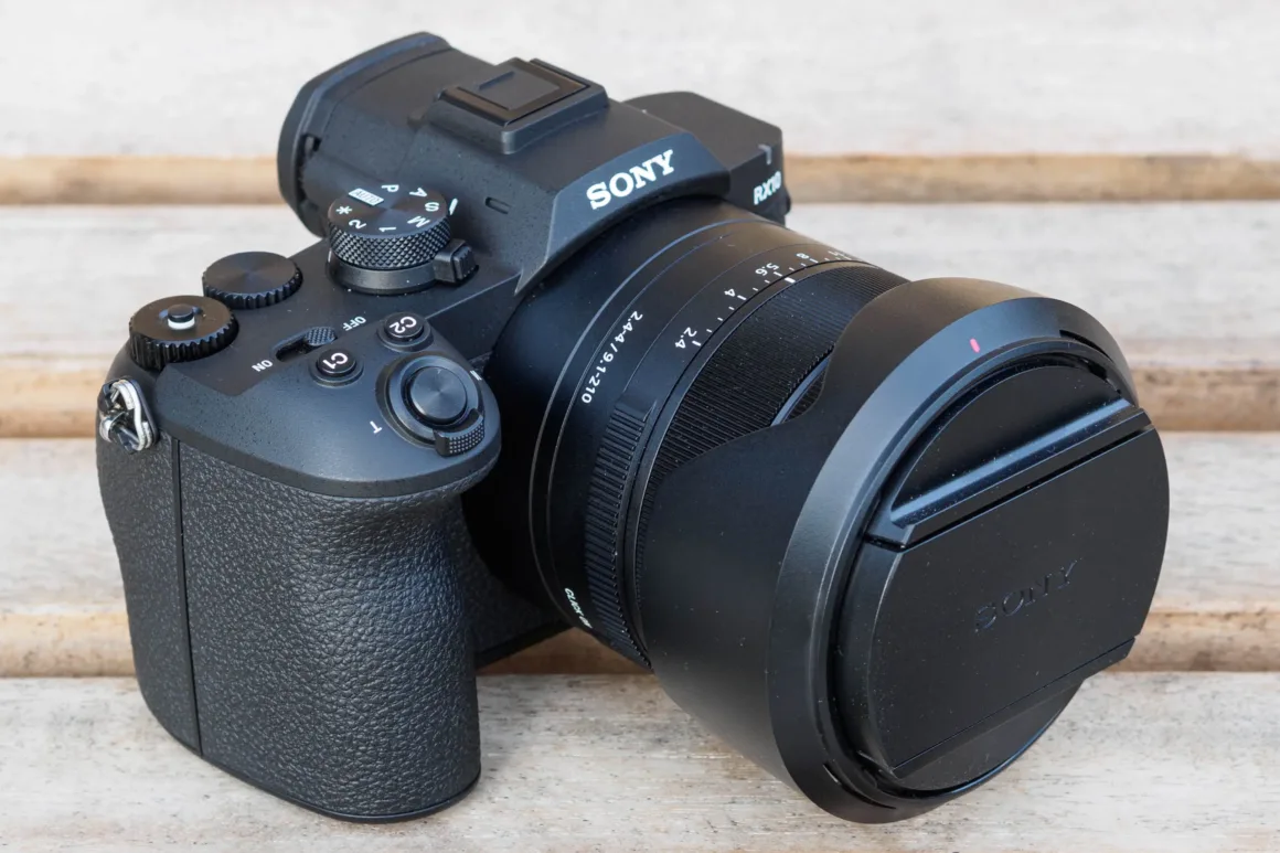 Sony RX10 V İncelemesi – Köprü Fotoğraf Makinelerinin Kralı Geri Döndü 30 Sony RX10 V with lens cap and hood reversed.