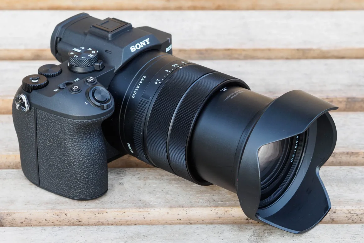 Sony RX10 V İncelemesi – Köprü Fotoğraf Makinelerinin Kralı Geri Döndü 21 Sony RX10 V switched on, with lens hood.