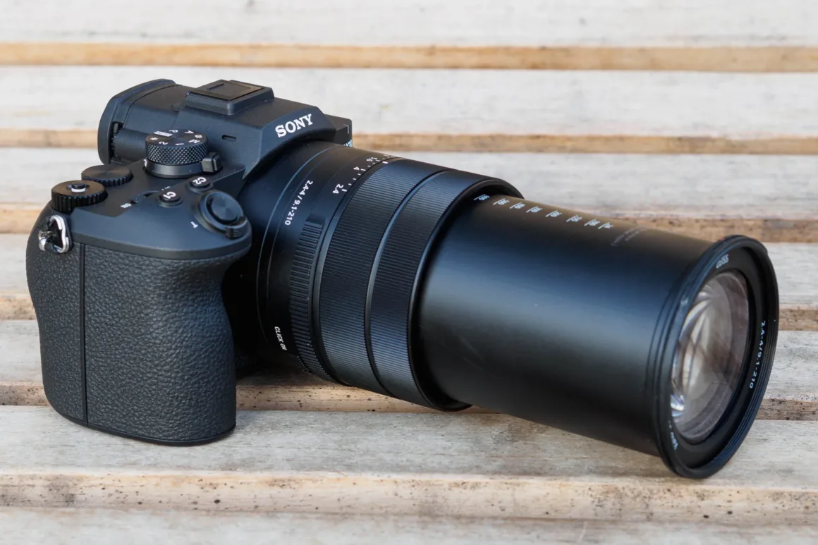 Sony RX10 V İncelemesi – Köprü Fotoğraf Makinelerinin Kralı Geri Döndü 22 Sony RX10 V set to maximum zoom.