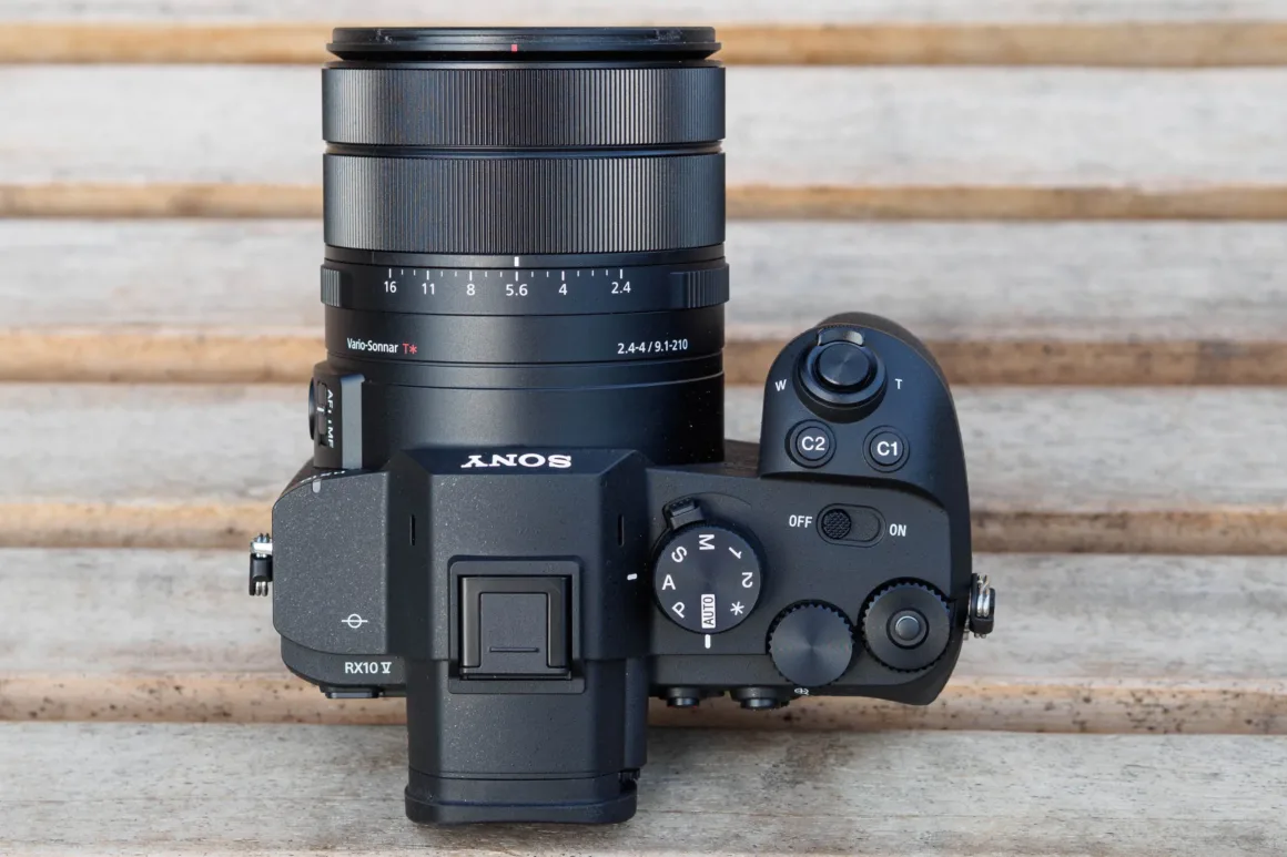 Sony RX10 V İncelemesi – Köprü Fotoğraf Makinelerinin Kralı Geri Döndü 28 Sony RX10 V top controls.
