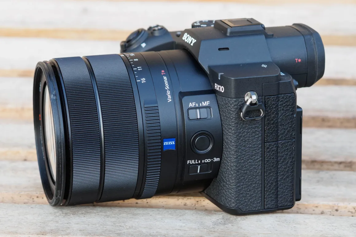 Sony RX10 V İncelemesi – Köprü Fotoğraf Makinelerinin Kralı Geri Döndü 29 Sony RX10 V lens controls.